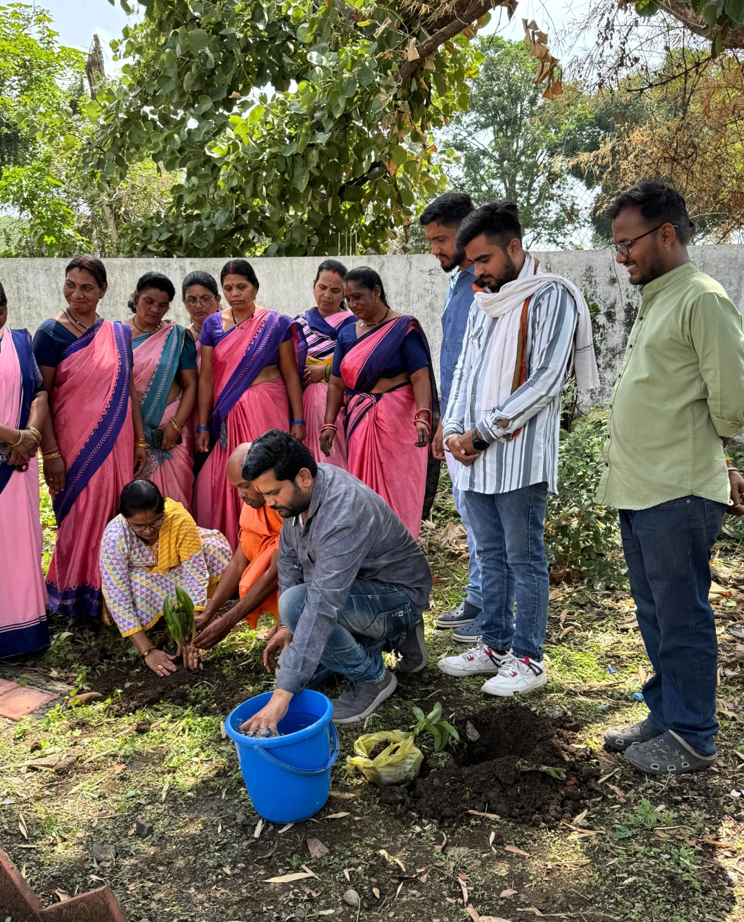 आंगनबाड़ी कार्यकर्ताओं ने समाजिक बन्धुओ के सहयोग से किया वृक्षारोपण