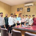 एन.एस.यू.आई. ने सौंपा ज्ञापन….