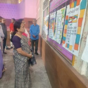 कविता पोस्टरों के अवलोकन से अभिभूत हुई छात्राएं व प्राध्यापकगण