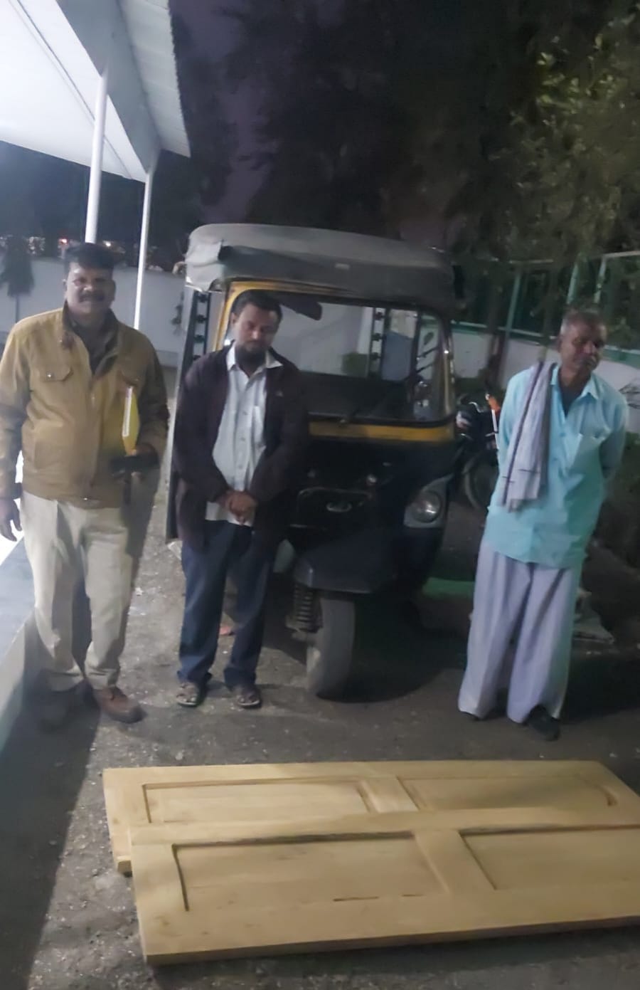 अवैध सागौन काष्ठ परिवहन करते वाहन सहित वनोपज जप्त