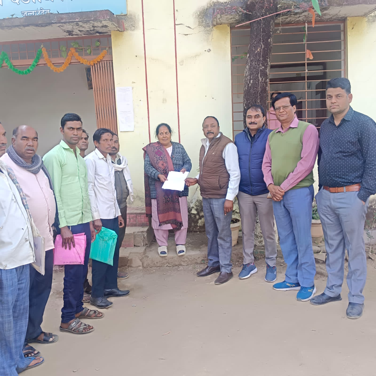 “मरे नहीं, हम जिंदा हैं”: वोटर लिस्ट से नाम कटवाने