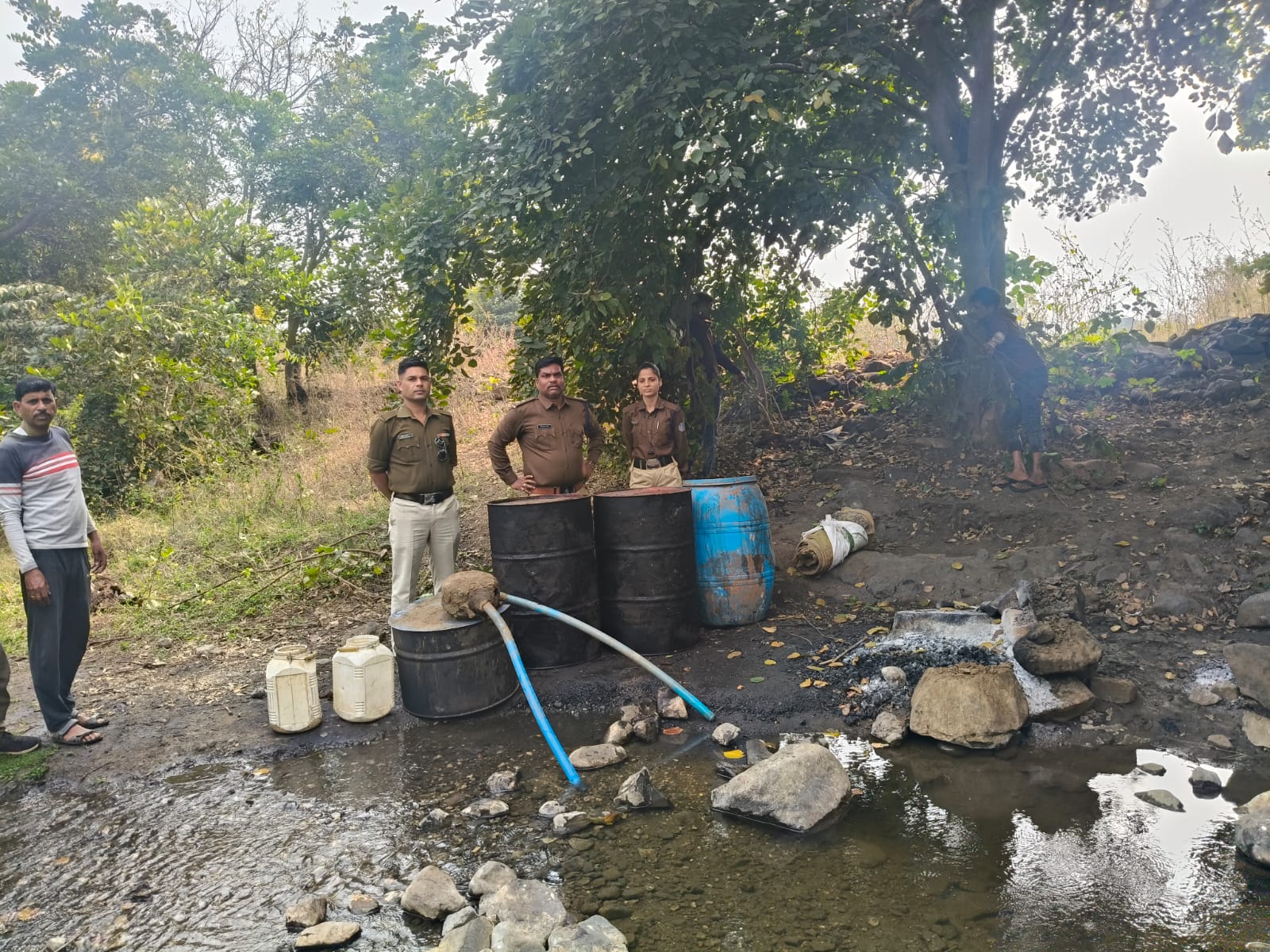 4000 किलोग्राम महुआ लाहन नष्ट, 45 लीटर कच्ची शराब बरामद