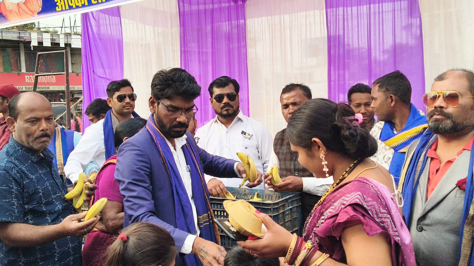 भीम आर्मी भारत एकता मिशन द्वारा किया गया फल वितरित ..