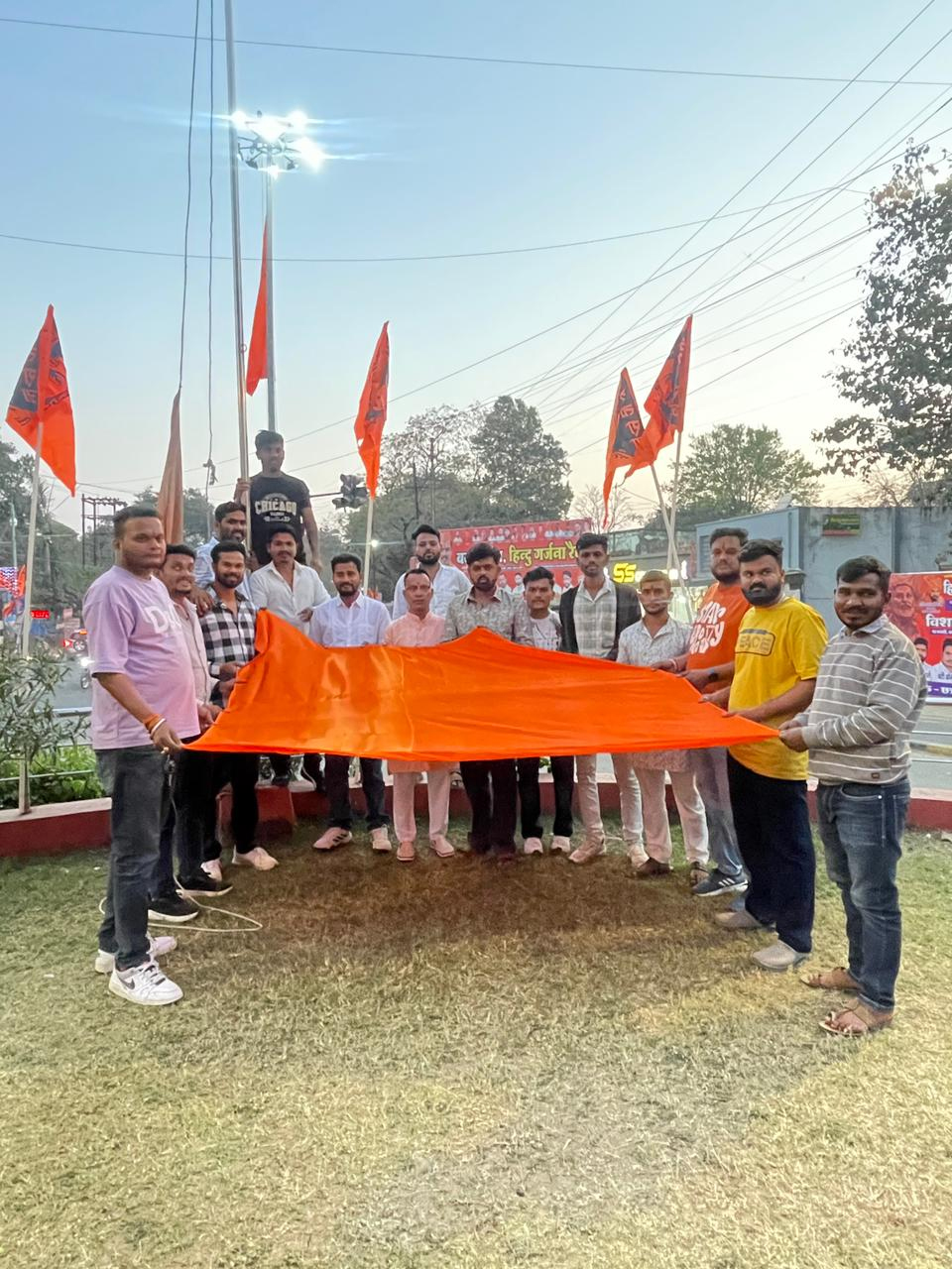 छत्रपति शिवाजी मंडल छत्रपति शिवाजी जयंती के अवसर परभगवा ध्वज लगाया गया