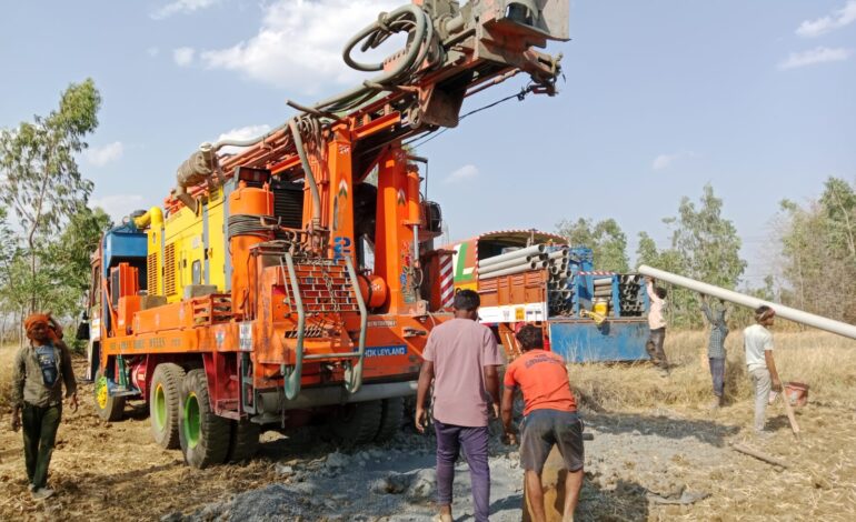 प्रतिबंध के बावजूद किए जा रहे नलकूप खनन