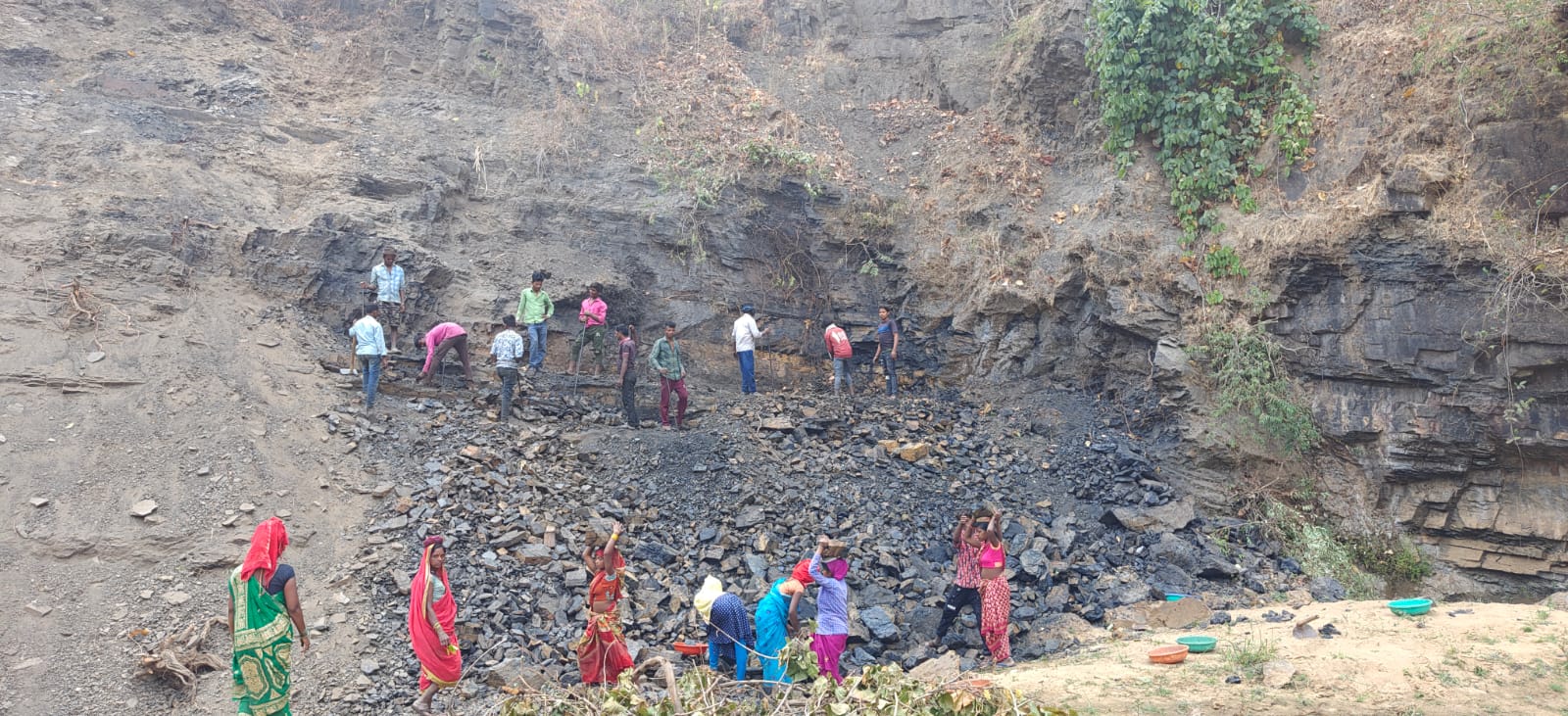 अवैध कोयले का उत्खनन जोरो पर,खानापूर्ति की हो रही कार्यवाही