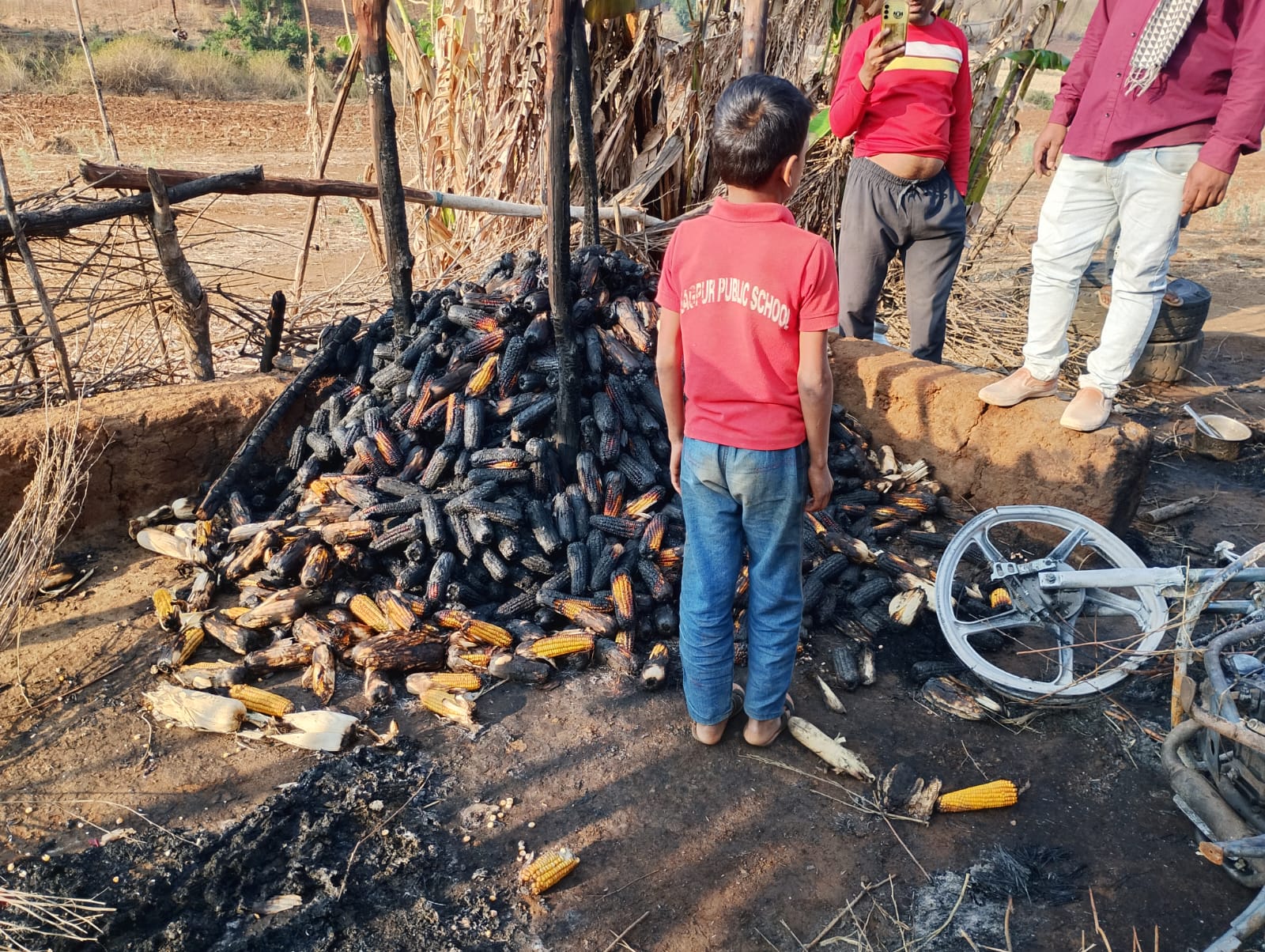 खूनी खेल, दंपती पर जानलेवा हमला कर घर और बाइक फूँकी;