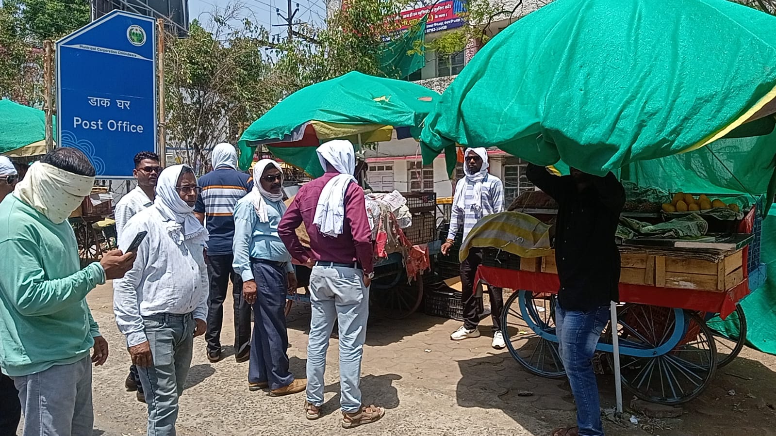 नगर निगम की अतिक्रमण विरोधी कार्रवाई जारी, सड़क पर रखा सामान किया गया जब्त