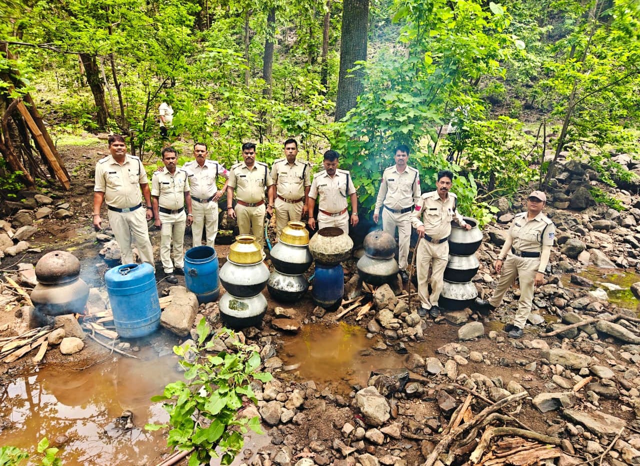 1000 कि.ग्रा. महुआ लाहन नष्ट, 30 लीटर कच्ची शराब की गई जप्त