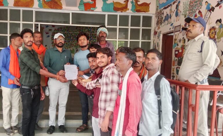 हनुमान मंदिर तोड़ने एवं पुजारी को धमकी शिकायत एसडीएम को 