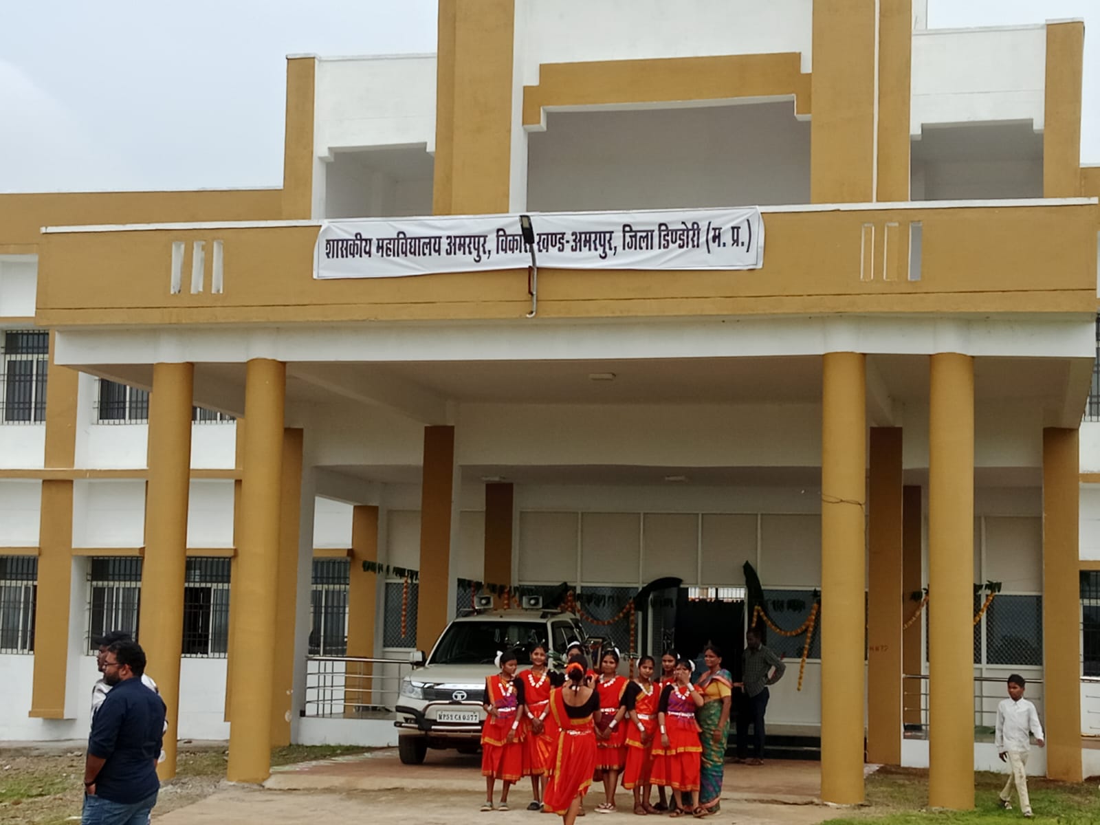 महाविद्यालय भवन की लेटर में लीपापोती कर हुआ लोकार्पण