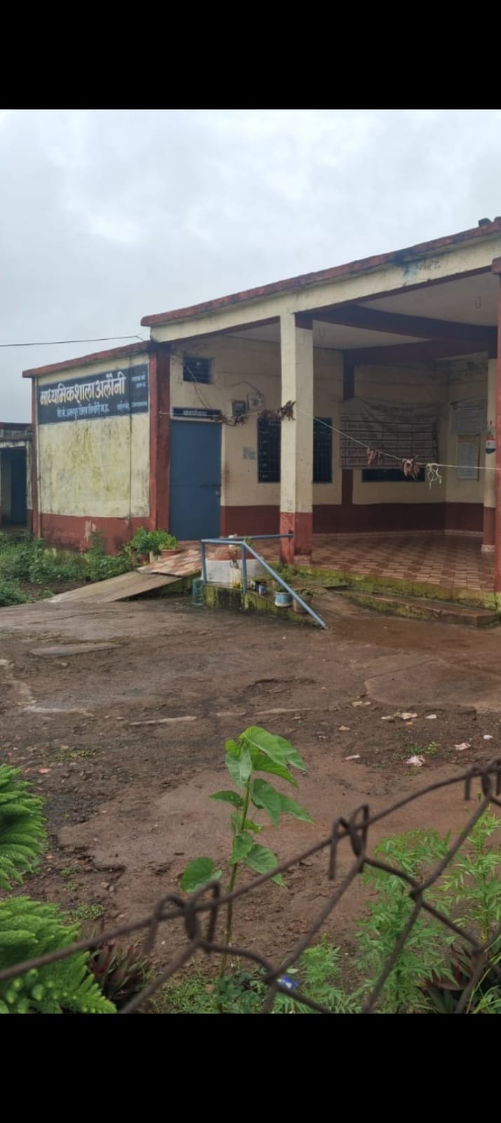 छुट्टी से पहले स्कूल बंद शिक्षक नदारत 